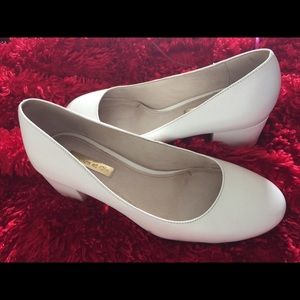 Vince Camuto, off white pumps